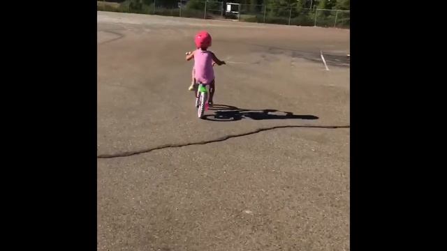 Elle Learns To Ride With No Training Wheels смотреть онлайн