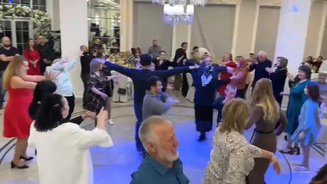 Хочешь так же веселиться, получать подарки и выигрывать автомобиль? Попробуй Игру Достаток! смотреть онлайн