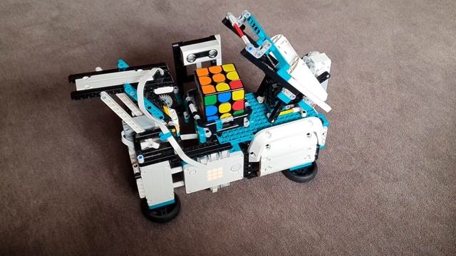Конструктор LEGO Robot Inventor 51515 собирает Кубик Рубика смотреть онлайн