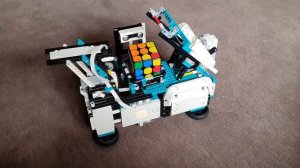 Конструктор LEGO Robot Inventor 51515 собирает Кубик Рубика
