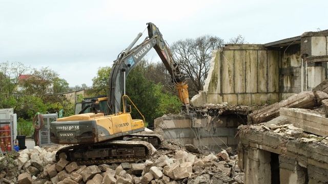 Демонтаж недостроенного корпуса школы. Экскаватор Volvo EC240BLC смотреть онлайн