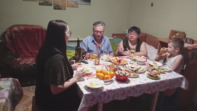 02-01-2025. Жизнь в деревне. Виталий и Зоя: Приготовили праздничный ужин. Посидели по семейному смотреть онлайн