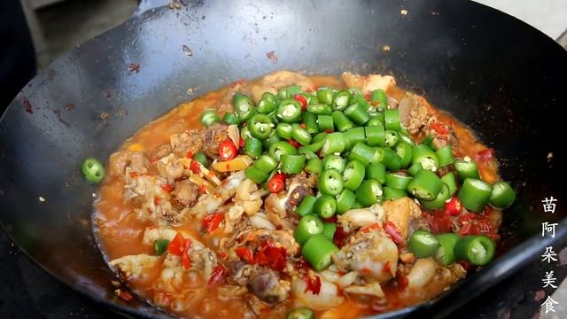半只三黄鸡+牛蛙，苗大姐秘制“乡村蛙蛙鸡”，鲜嫩入味，啃得骨头都不剩！【苗阿朵美食】 смотреть онлайн