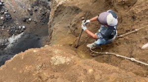 Строительство, шахтёрам особо сложно копать песок  на красных утёсах