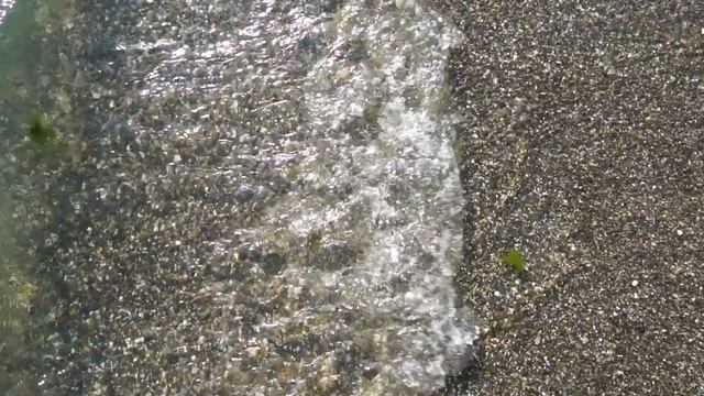 Небольшие прозрачные морские волны над галечным дном смотреть онлайн