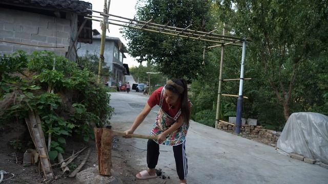 发现村口有人在抢着买东西，赶紧跑去围观 原来在卖土猪肉，这才是真正的农村生活 смотреть онлайн