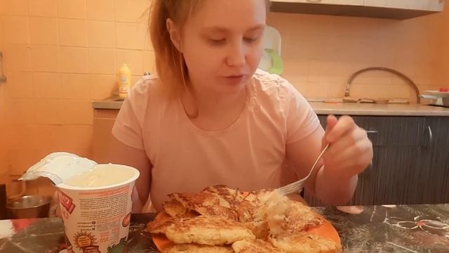 мукбанг/ драники со сметаной 🙂у кого завтро день рождения 🥳🥳🥳🥳🥂 смотреть онлайн