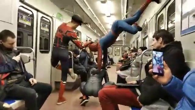 Акробаты в костюмах Спайдермена и Венома попрыгали в метро Петербурга смотреть онлайн