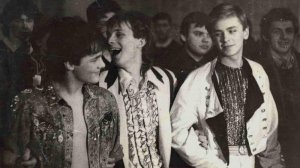 Белые розы белой зимой накануне 2025 года.