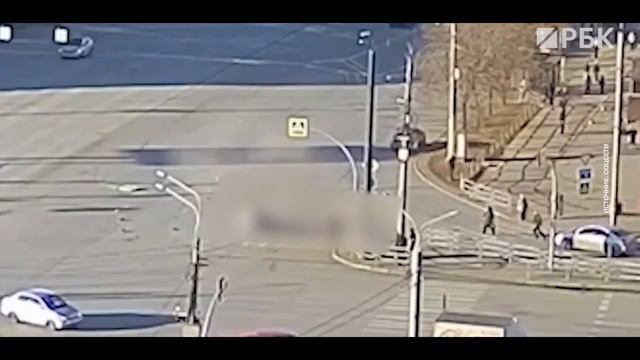 Кадры ДТП в Челябинске, где автомобиль врезался в пешеходов, а потом скрылся с места происшествия. П смотреть онлайн