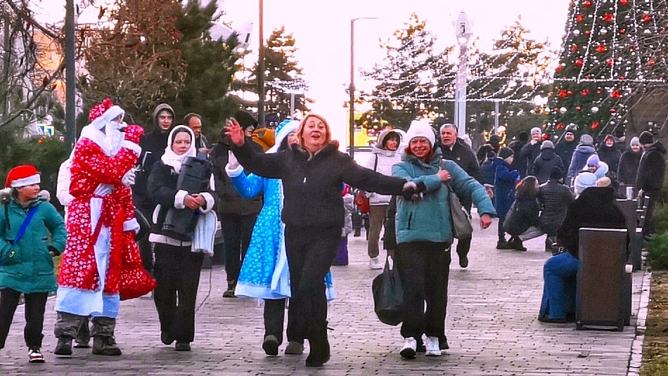 МАРИУПОЛЬ Веселились от души! Новый год Днём и ВЕЧЕРОМ 2025🎉🎄 Жизнь города Сегодня смотреть онлайн