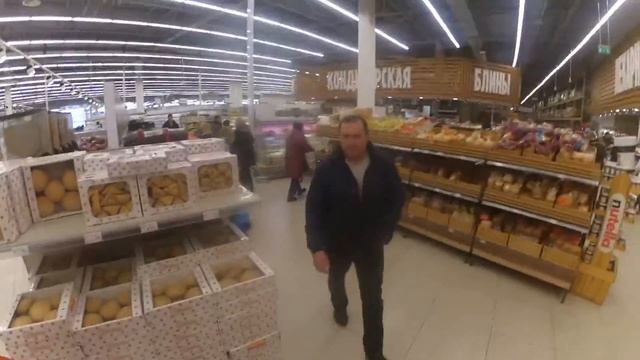 откровенно быдловая и ЮРИДИЧЕСКИ БЕЗГРАМОТНАЯ  сотрудница магазина Гигант