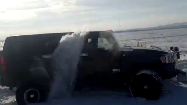 Hummer Запрыгнул на сугроб смотреть онлайн