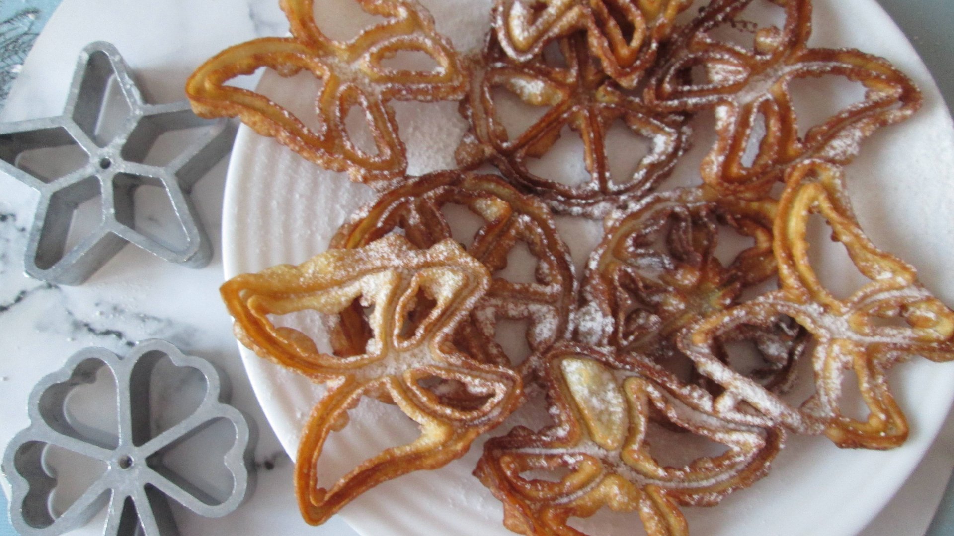 Хрустящий домашний хворост приготовленный с помощью формочек смотреть онлайн