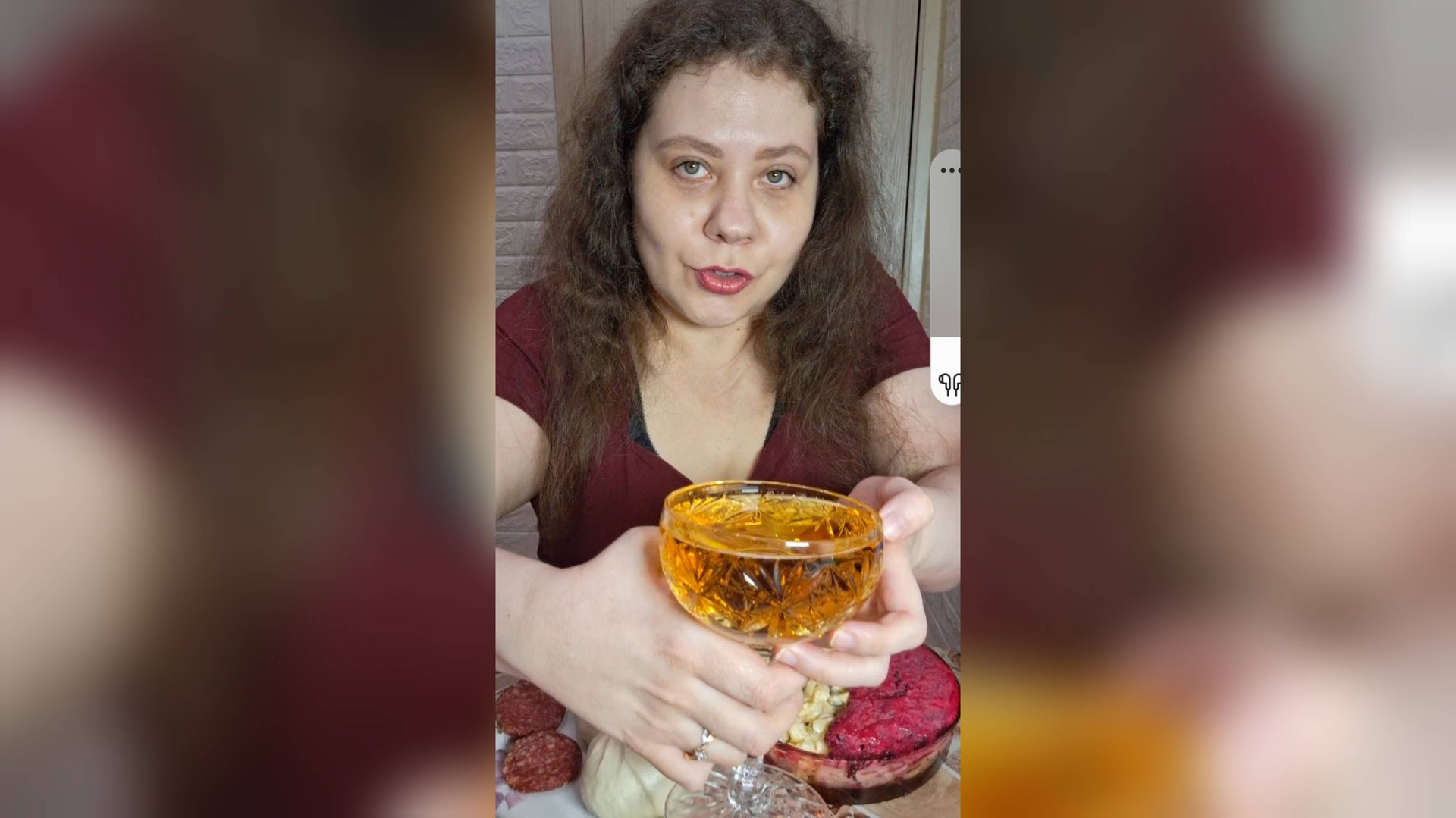 Мукбанг 1 января/Булочки с мясом, Селёдка под шубой, Оливье