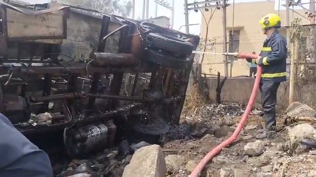 Fire erupts in two vehicle near Mortuary in GMC Jammu смотреть онлайн
