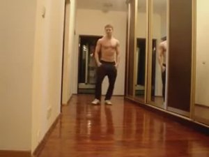 Парень классно танцует