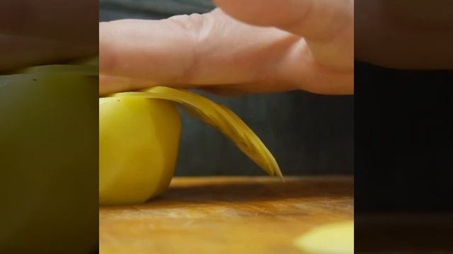 Нарезаем картофель тоненько-тоненько для салата или на поджарку смотреть онлайн