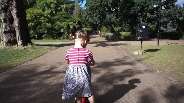 Wheels on the Bus Song / Feeding the ducks / Bella brinca no parquinho e alimenta OS PATOS! смотреть онлайн