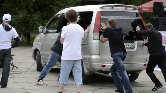 Держут тачку чтоб не разорвало от баса. смотреть онлайн