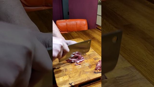 Колбасу в салат режу только так! Научись и не пожалеешь #shorts смотреть онлайн