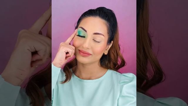 Did you see that green eye makeup? смотреть онлайн
