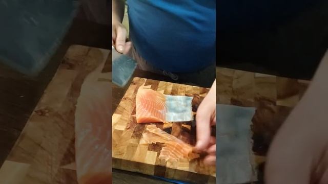Как быстро нарезать красную рыбу #shorts смотреть онлайн