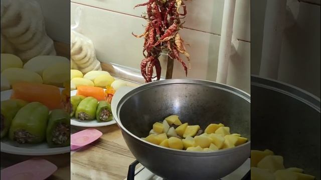 Обед на "скорую руку". Дрожжевое тесто. Картошка с капустой и мясом, жаренные луковые кольца. смотреть онлайн