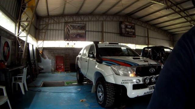 TOYOTA HILUX DAKAR Probando en el rolo del equipo LZ смотреть онлайн