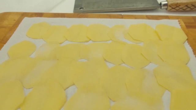 Картофельные чипсы с ножом ЦайДао. B-roll видео. Potato chips with Cai-dao knife. #shorts смотреть онлайн