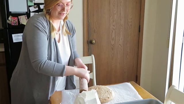 Baking Huge, Fluffy Cinnamon Rolls смотреть онлайн