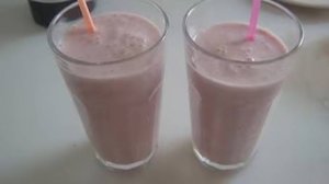 Молочный коктейль с бананом и клубникой