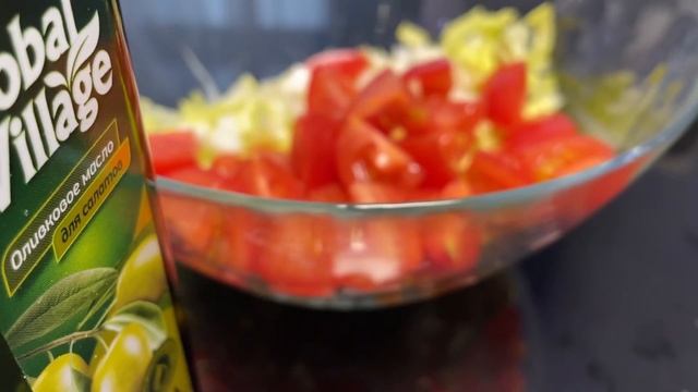 Салат из пекинской капусты с помидорами смотреть онлайн