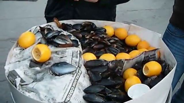 Stuffed mussels in the shell- Sirkeci Istanbul смотреть онлайн