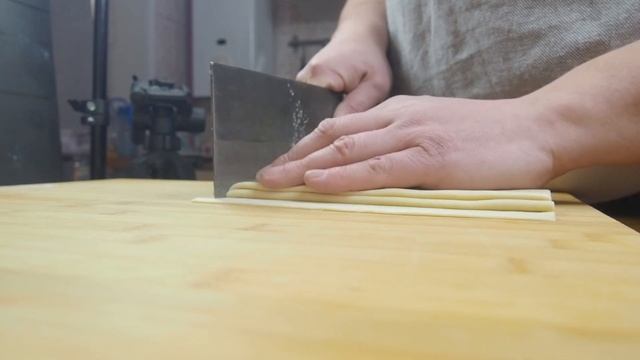 Как ножом нарезать бесконечную лапшу. Техника #ЦайДао. Endless chopped homemade noodles. смотреть онлайн