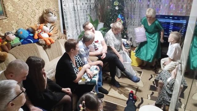 У нас традиция под Новый год // подарки 🎁 // смотреть онлайн