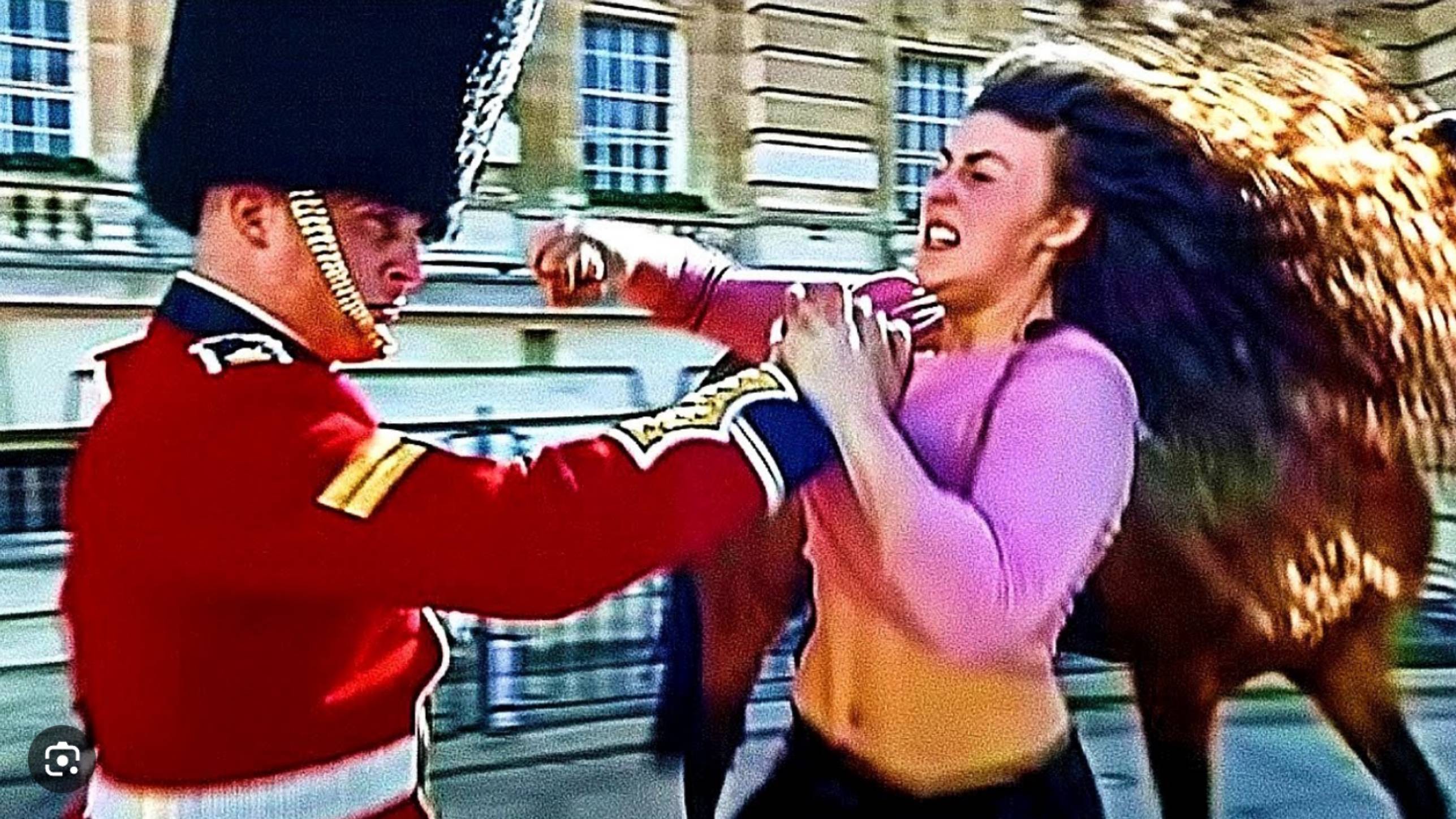 Гвардейцы Королевы против туристов Часть 2 смотреть онлайн