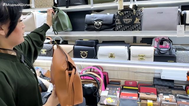 ОГОНЬ🔥 МОДНЫЕ СУМКИ НА САДОВОДЕ👜 КЛАССИЧЕСКИЕ, РЮКЗАКИ ШОППЕРЫ. КЛАТЧИ КОШЕЛЬКИ ЧЕМОДАНЫ СПОРТИВНЫ смотреть онлайн