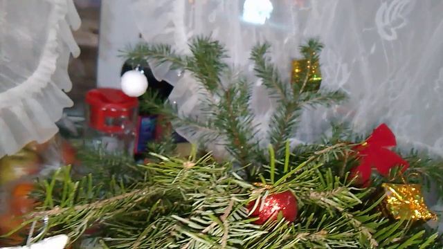 Украшаю ветки пихты, поднимаю нам с бабой валей новогоднее настроение! смотреть онлайн