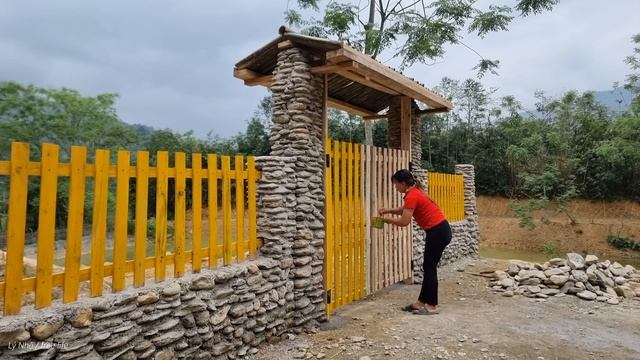 Single girl, designing a wooden gate - harvesting luffa to sell смотреть онлайн