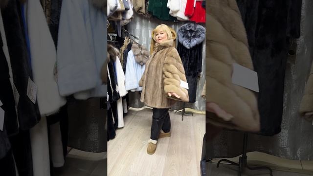 Современная шубка с рукавами клеш смотреть онлайн