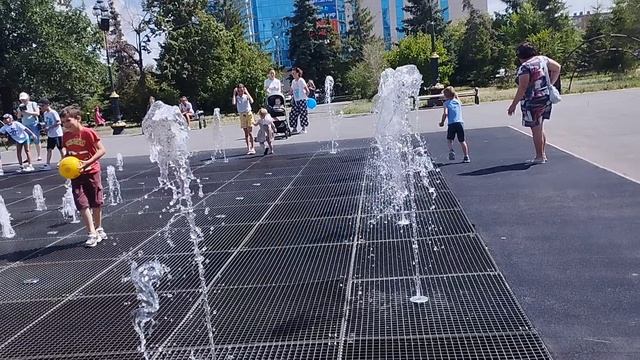настя бегает под фонтаном смотреть онлайн
