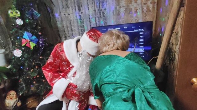 Наша большая семья // вот так проходит Новый год// у нас шумно// смотреть онлайн