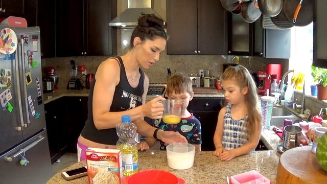 Betty Crocker Microwave Cake Maker Demo and Review смотреть онлайн