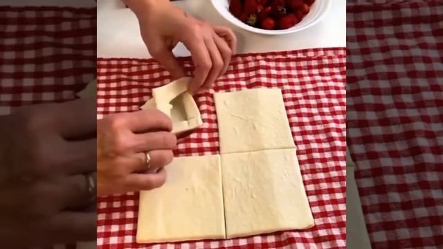 Ароматные слойки с заварным кремом и ягодами ❤️ смотреть онлайн
