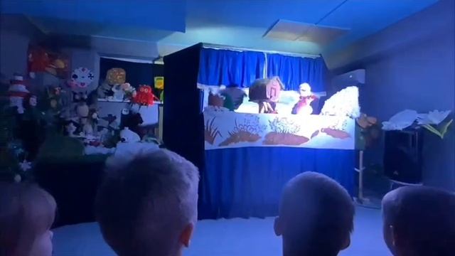 Внучка впервые на кукольном спектакле. Наблюдаю за её реакцией. смотреть онлайн