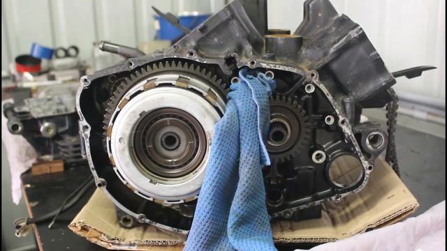 Honda 1983 VF750F Part 4 - Removing the flywheel смотреть онлайн
