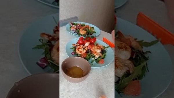 Cалат с креветками и грейпфрутом