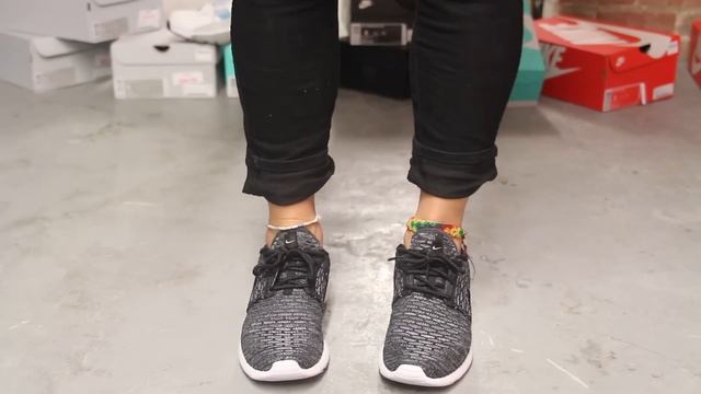 Woman's Nike Rosherun Flyknit - Dark Grey - Black On-feet Video at Exclucity смотреть онлайн