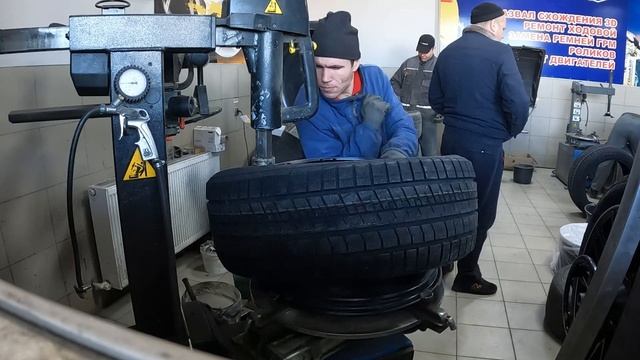 Монтаж колес 275/45R21 и135/40R21 на Mercedes-Benz